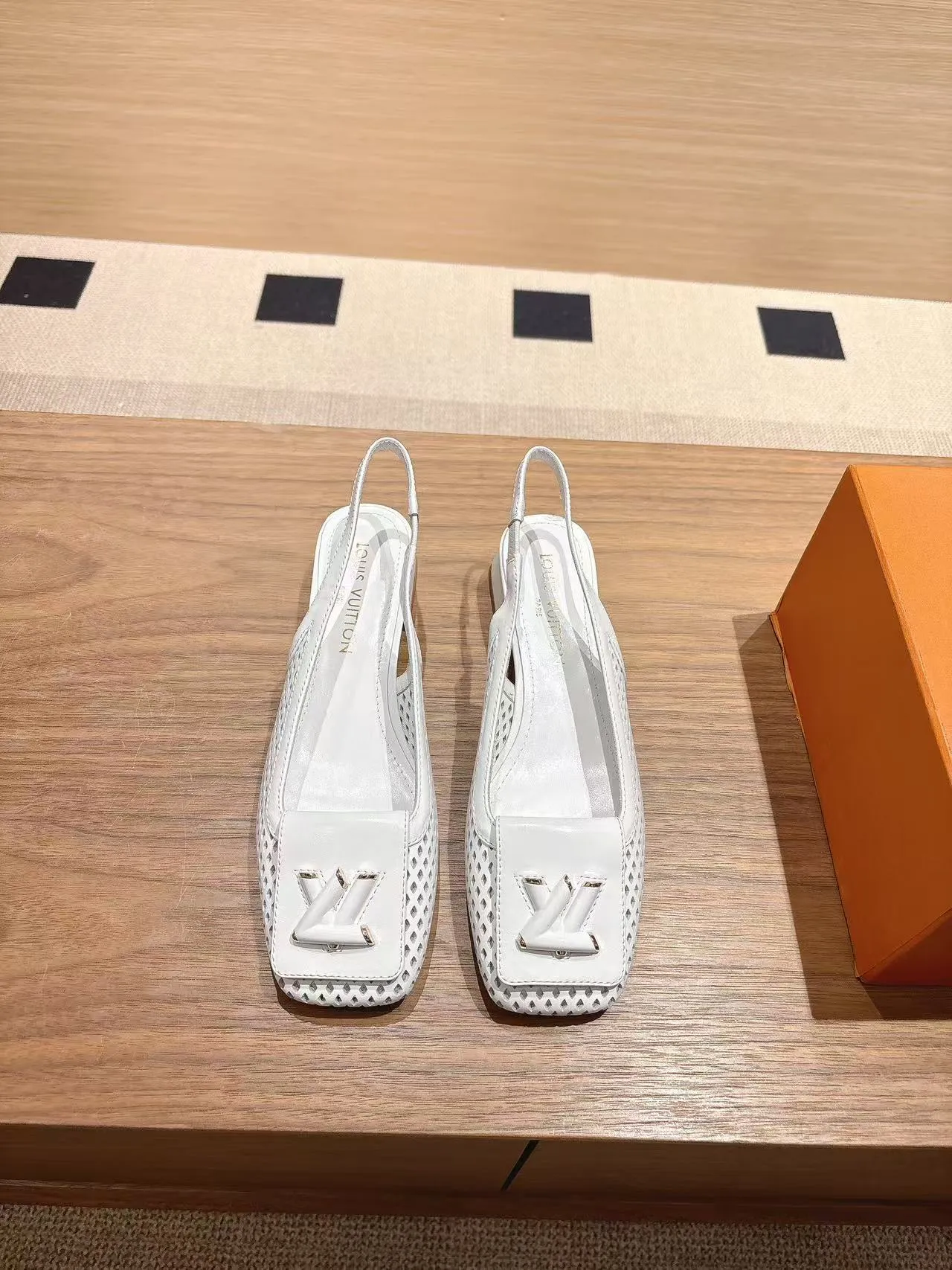 👟👟Ex-factory price 600👟👟 LV Louis Vuitton 25ss top version. Features the latest SHAKE hollow slingback sandals. Hard goods are new. Purchasing level! Full of high-end sense! A popular one among domestic and foreign bloggers. It is retro and fashionable and looks great on the feet! The main model on the official website. Upper: original customized cowhide surface. Lining: imported goatskin lining. ·Outsole: original Italian leather outsole ■Height: 3.5cm5.5cm ·Shoe size: 35-40 (41, 42 customizations are not returnable)